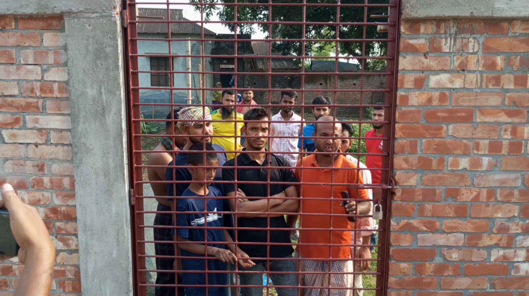 ভালুকায় গেইটে তালা, অবরুদ্ধ তিন বাড়ির ২১ পরিবার