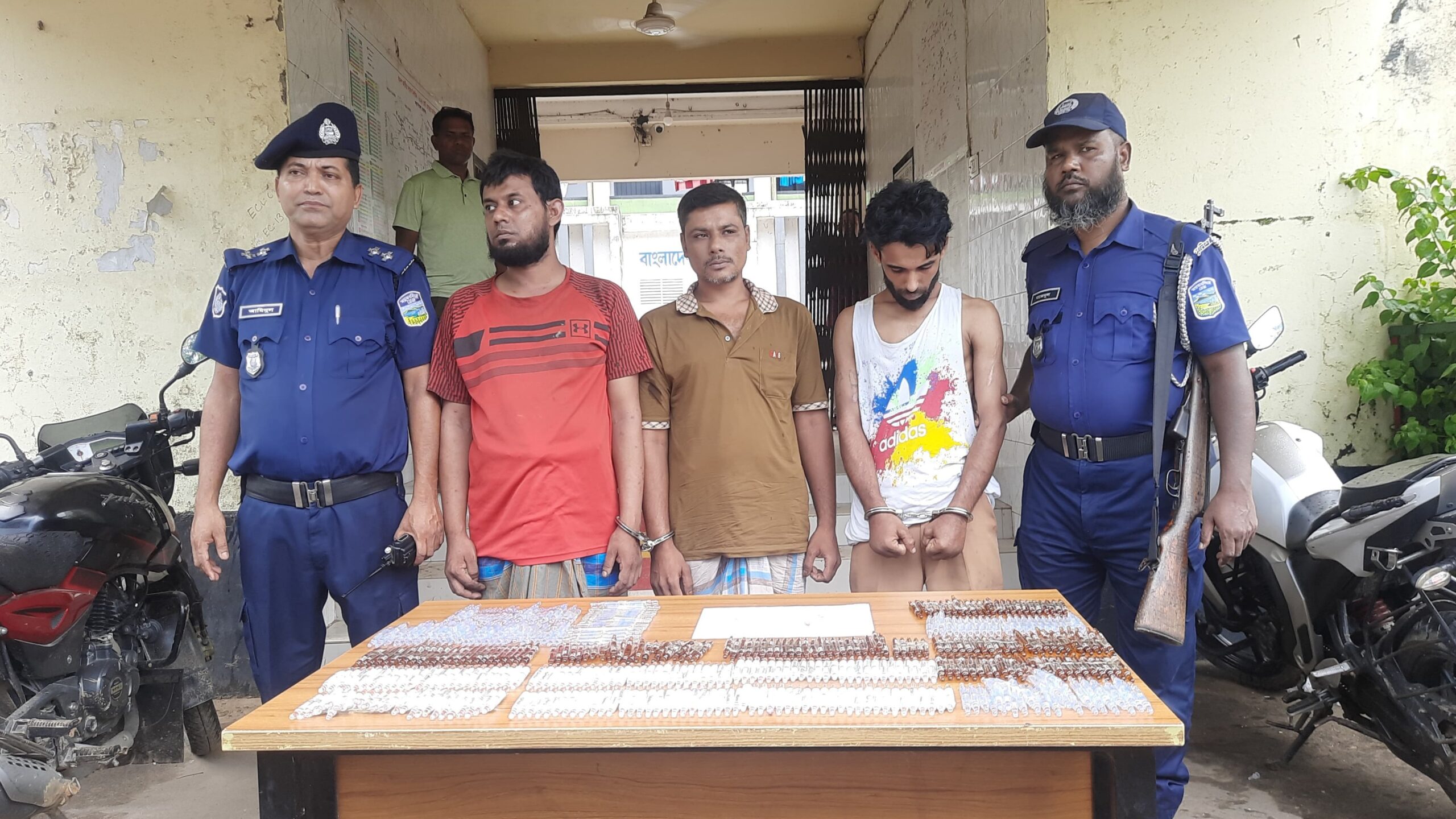 ভালুকায় পৃথক অভিযানে হেরোইন, ইয়াবা ও পেথিডিন ইনজেকশনসহ তিন মাদক ব্যবসায়ী আটক