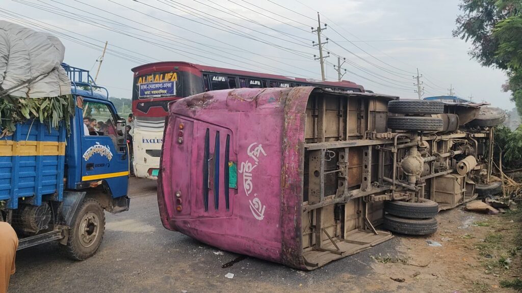 ভালুকায় বাস দুর্ঘটনায় ভিআইপি পরিবহনের হেল্পার নিহত, আহত ৫