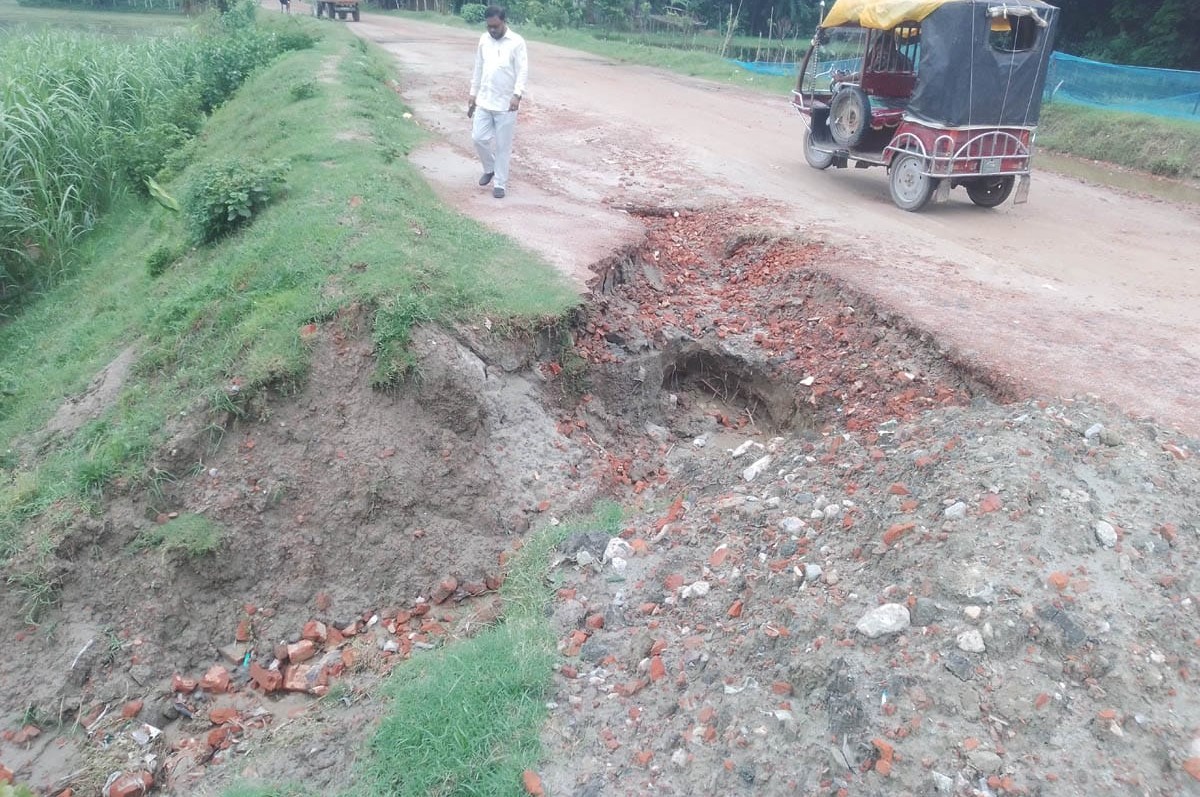 কালভার্ট করতে বাঁধা, জলবদ্ধতায় অর্ধশতাধিক পরিবার