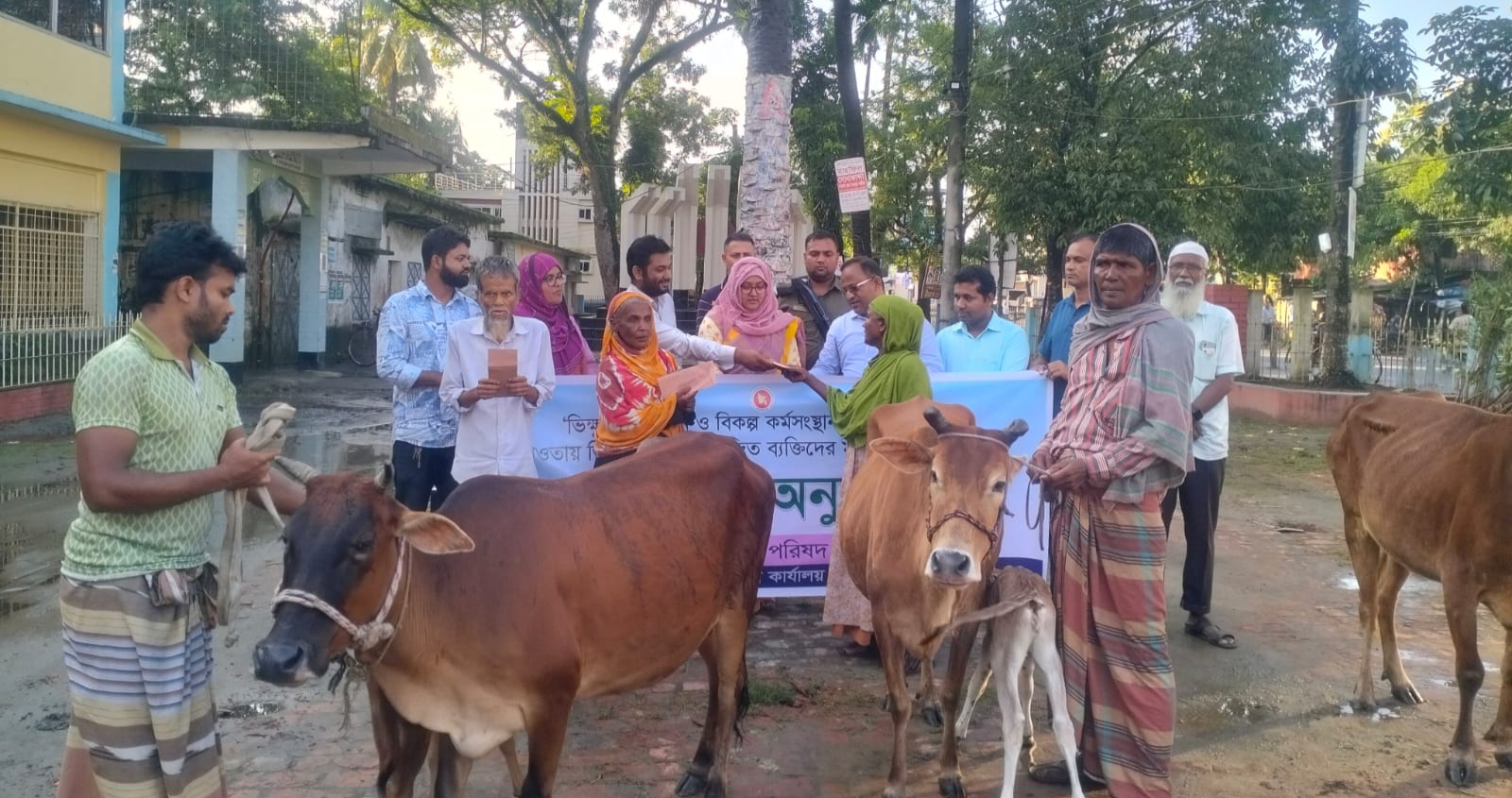 ঈশ্বরগঞ্জে ৩ ভিক্ষুক পরিবার পেলো গবাদিপশু 