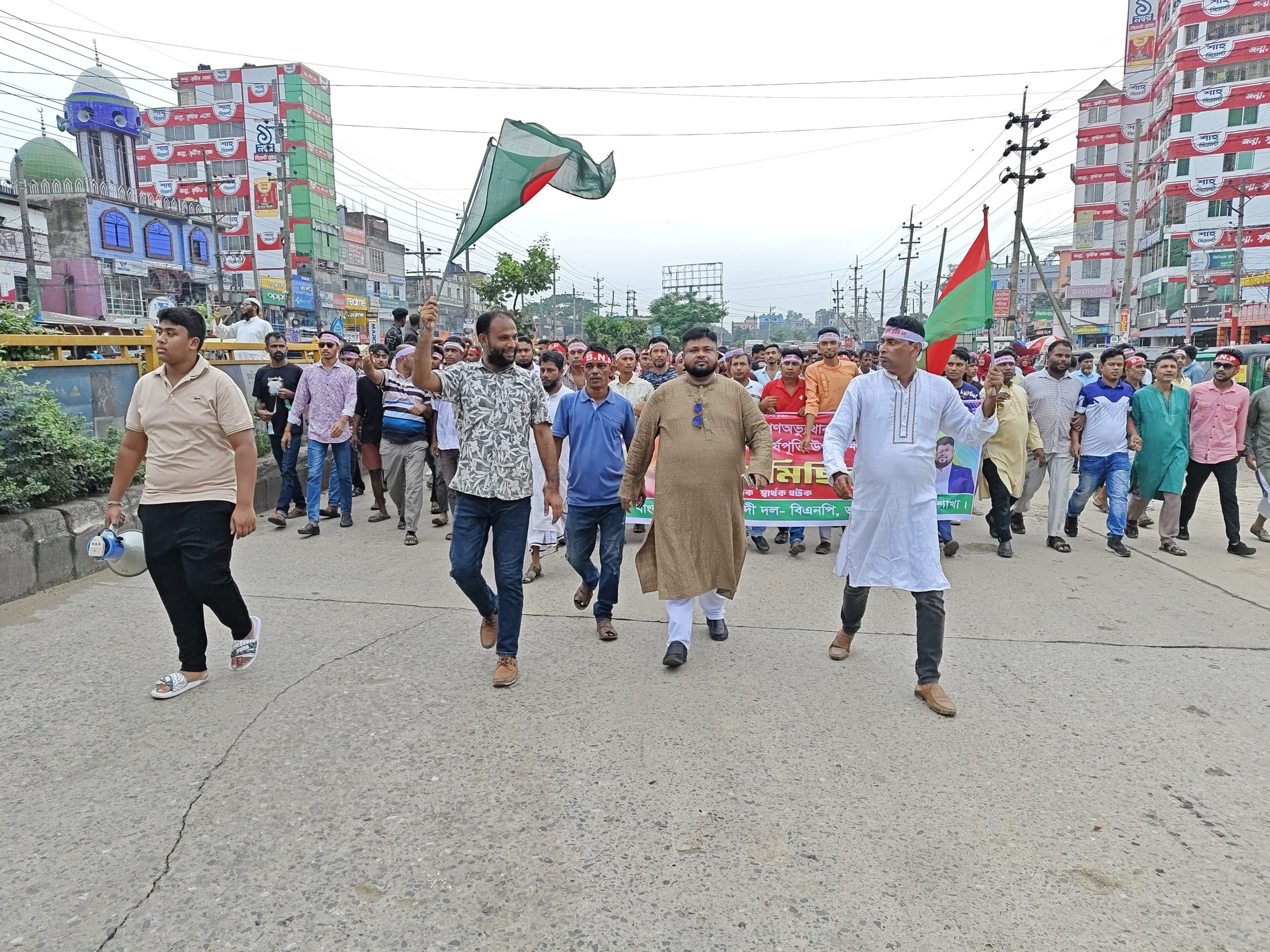 ভালুকায় মাসুদ চৌধুরীর নেতৃত্বে বিশাল বিজয় মিছিল