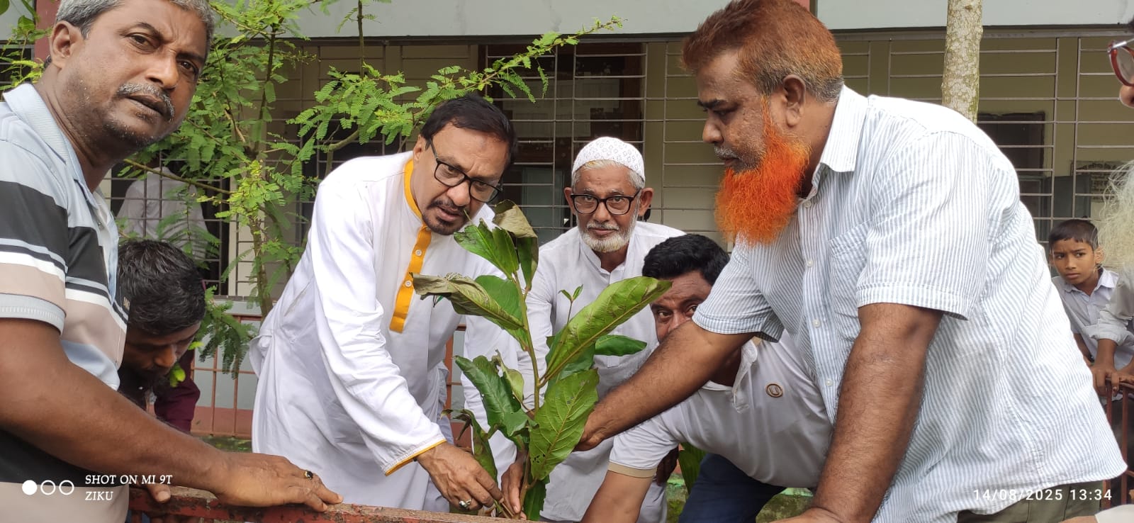 ঈশ্বরগঞ্জে শহীদদের স্মরণে বৃক্ষরোপণ ও চারা বিতরণ