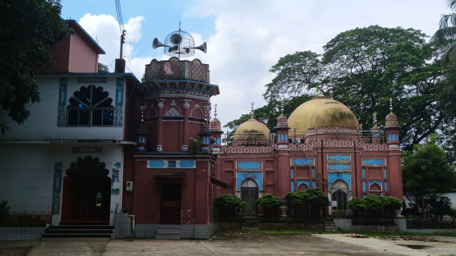 মোনাজাত না নেওয়ায় ইমাম বহিষ্কার, পদত্যাগ করলেন মসজিদ কমিটি এক সদস্য