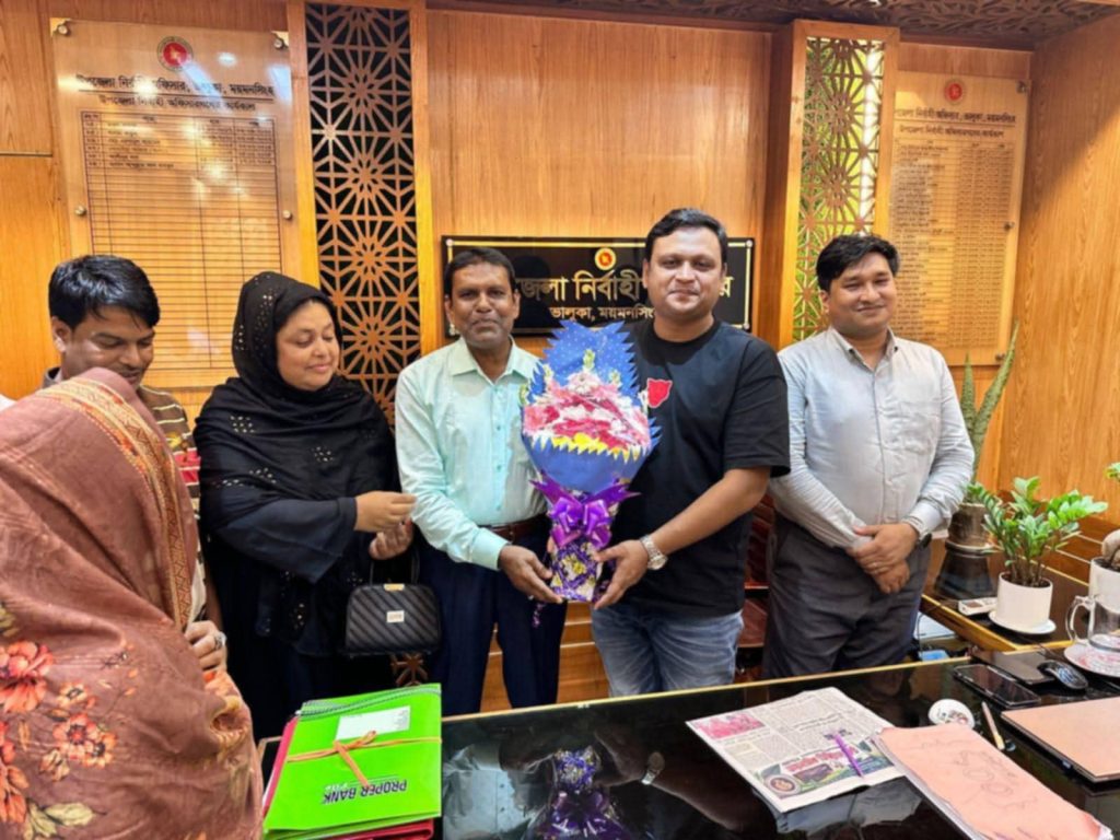 মল্লিকবাড়ি ইউনিয়নের ভারপ্রাপ্ত চেয়ারম্যানকে দায়িত্ব বুঝিয়ে দিলেন ইউএনও