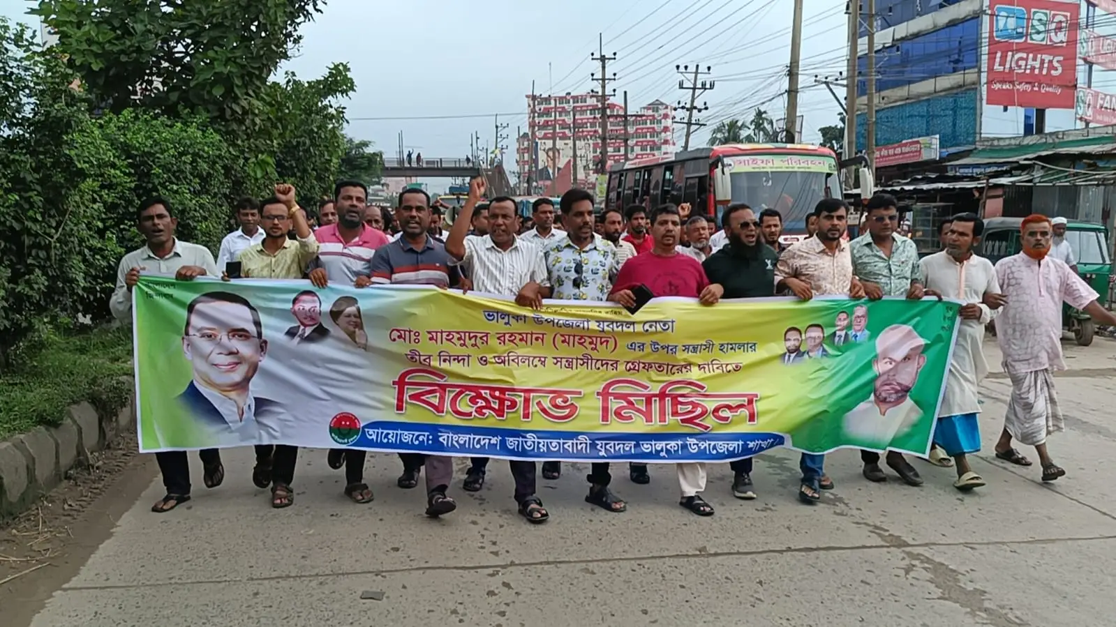 ভালুকায় যুবদল নেতার ওপর কলেজ ছাত্রদল সভাপতির হামলা, প্রতিবাদে বিক্ষোভ